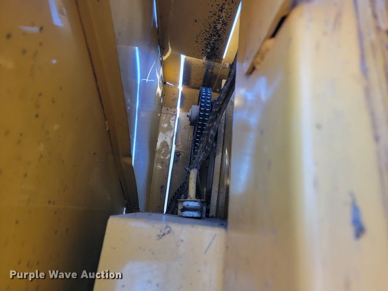 image for item JL9338 2001 Vermeer 650XL  round baler