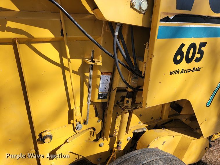 image for item JL9338 2001 Vermeer 650XL  round baler