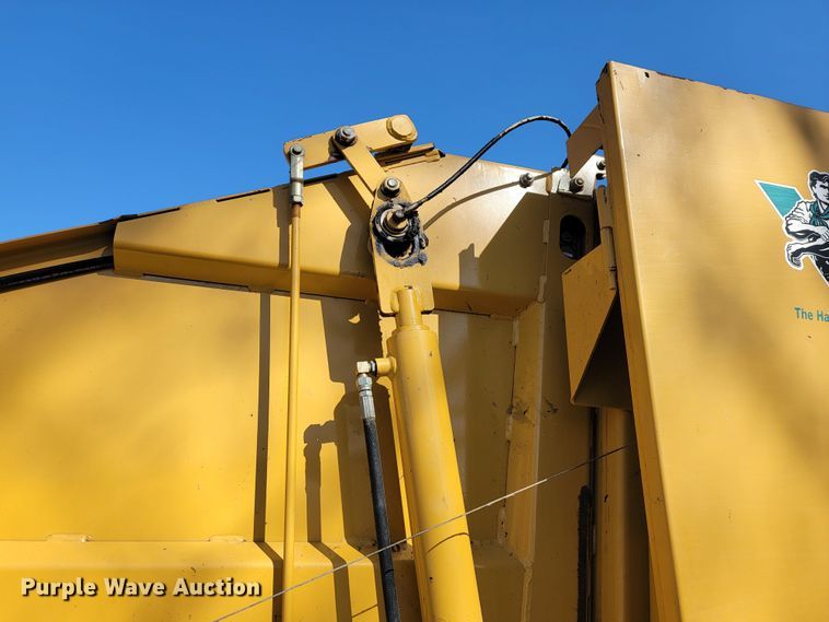 image for item JL9338 2001 Vermeer 650XL  round baler