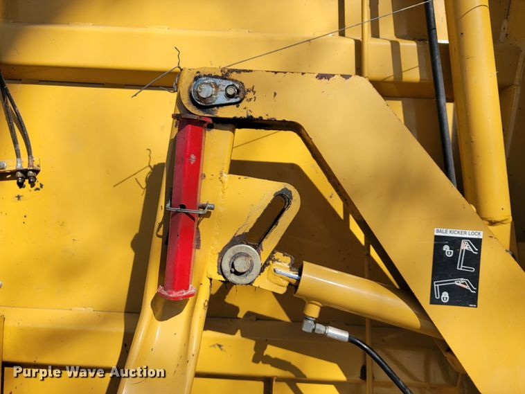 image for item JL9338 2001 Vermeer 650XL  round baler