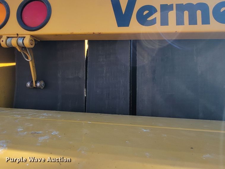 image for item JL9338 2001 Vermeer 650XL  round baler