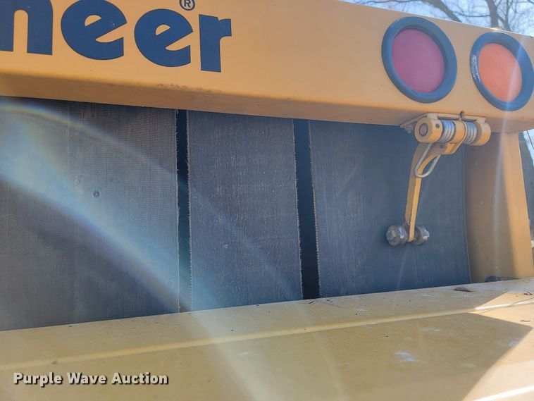 image for item JL9338 2001 Vermeer 650XL  round baler