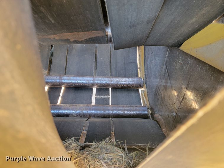 image for item JL9338 2001 Vermeer 650XL  round baler