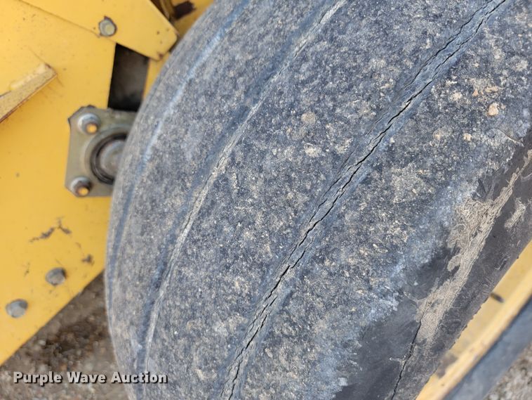 image for item JL9338 2001 Vermeer 650XL  round baler