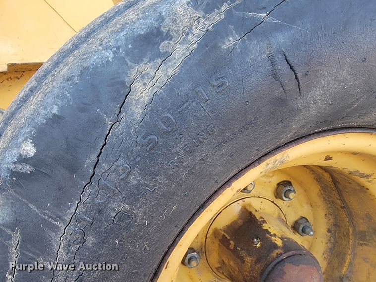 image for item JL9338 2001 Vermeer 650XL  round baler