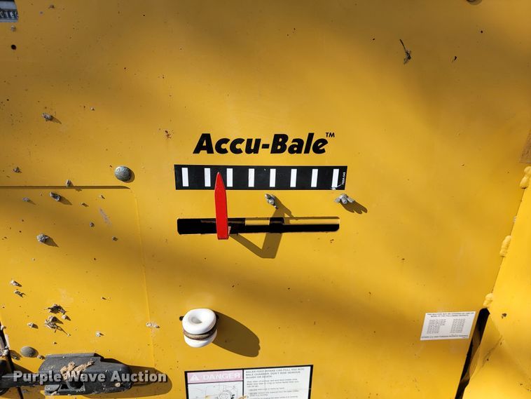 image for item JL9338 2001 Vermeer 650XL  round baler