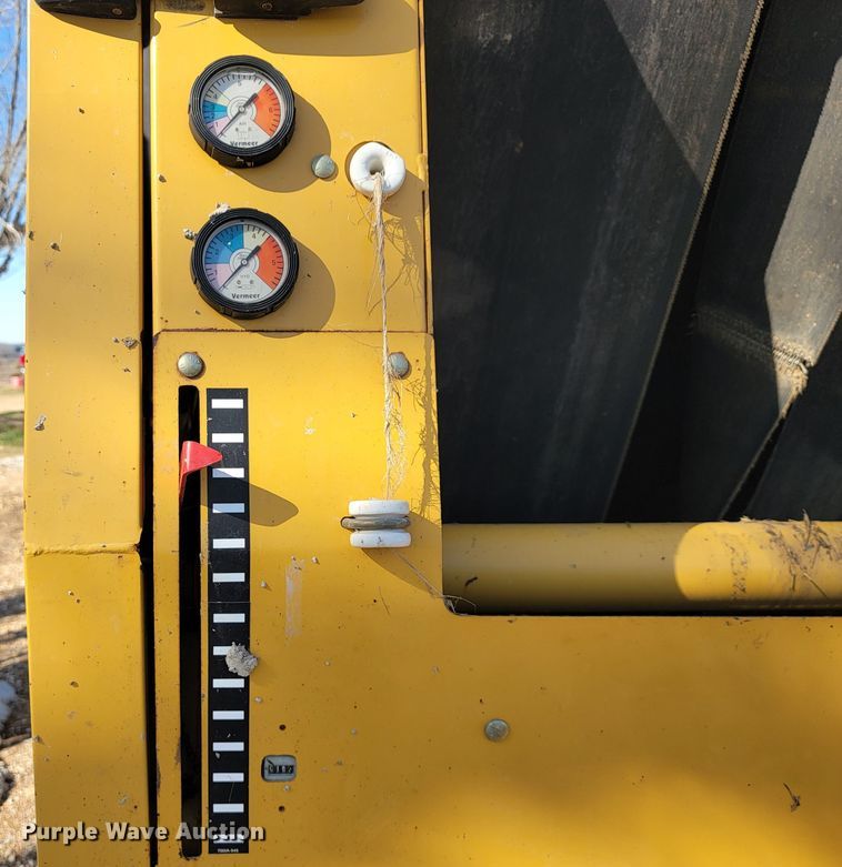 image for item JL9338 2001 Vermeer 650XL  round baler