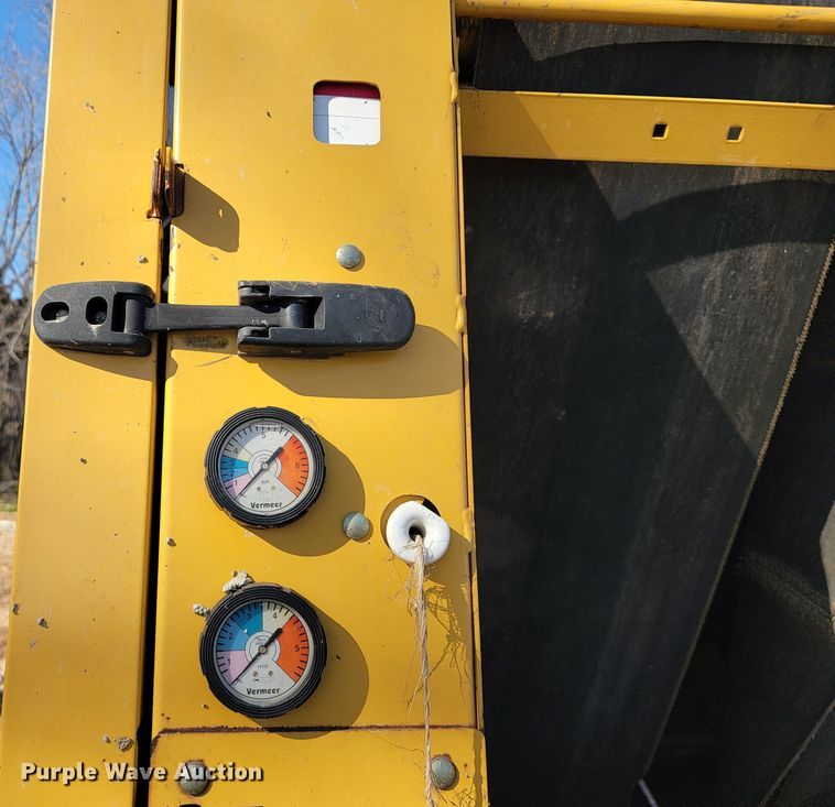 image for item JL9338 2001 Vermeer 650XL  round baler