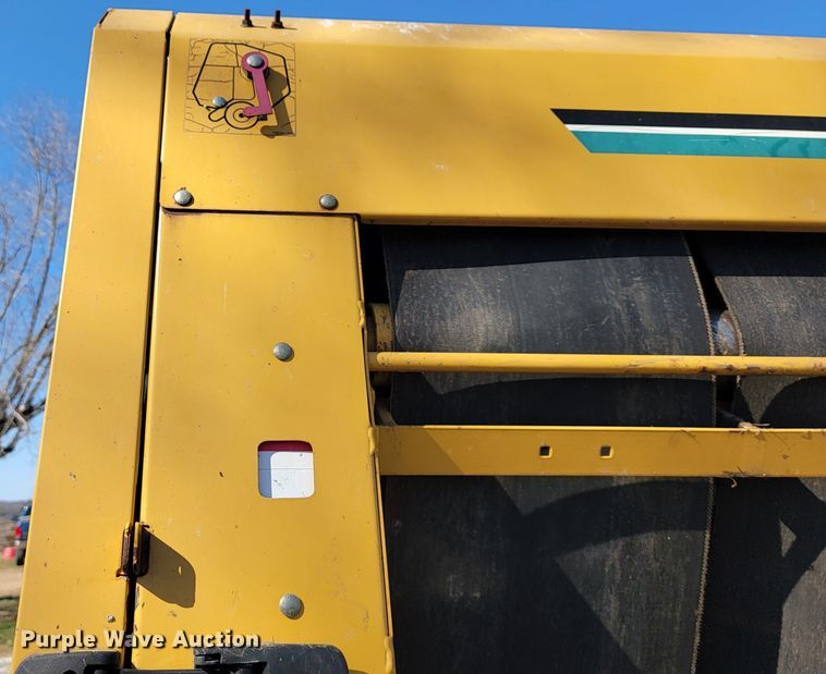image for item JL9338 2001 Vermeer 650XL  round baler