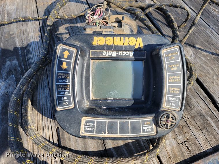 image for item JL9338 2001 Vermeer 650XL  round baler