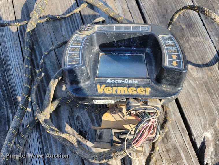 image for item JL9338 2001 Vermeer 650XL  round baler