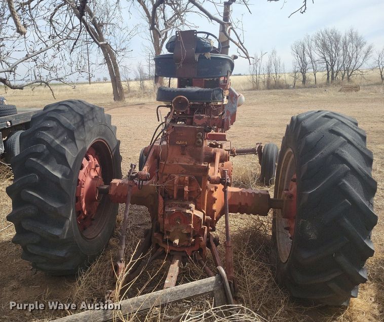 image for item KD9276 International Farmall 806  tractor