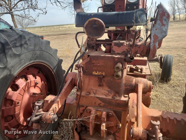 image for item KD9276 International Farmall 806  tractor