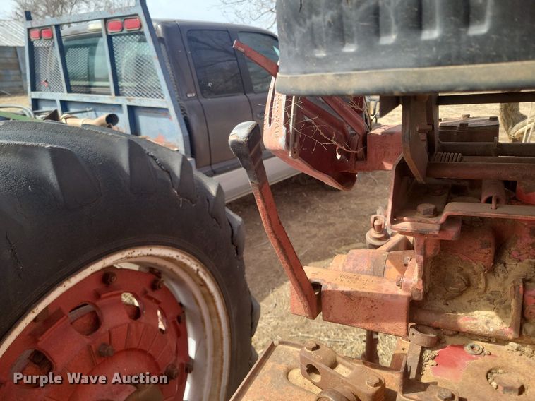 image for item KD9276 International Farmall 806  tractor