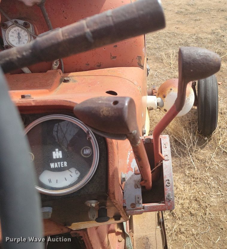 image for item KD9276 International Farmall 806  tractor