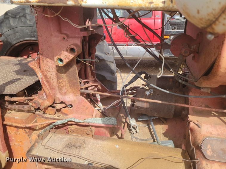 image for item KD9276 International Farmall 806  tractor