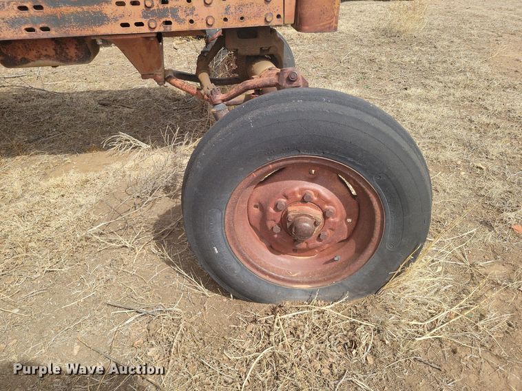 image for item KD9276 International Farmall 806  tractor