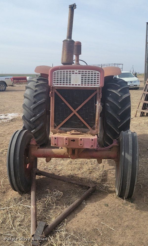 image for item KD9278 International 560 D  tractor