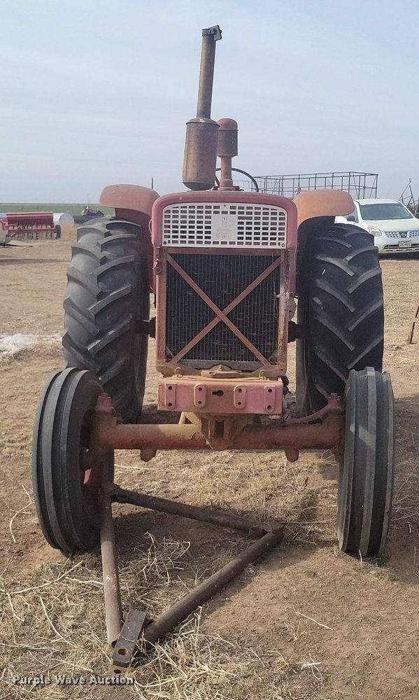 image for item KD9278 International 560 D  tractor