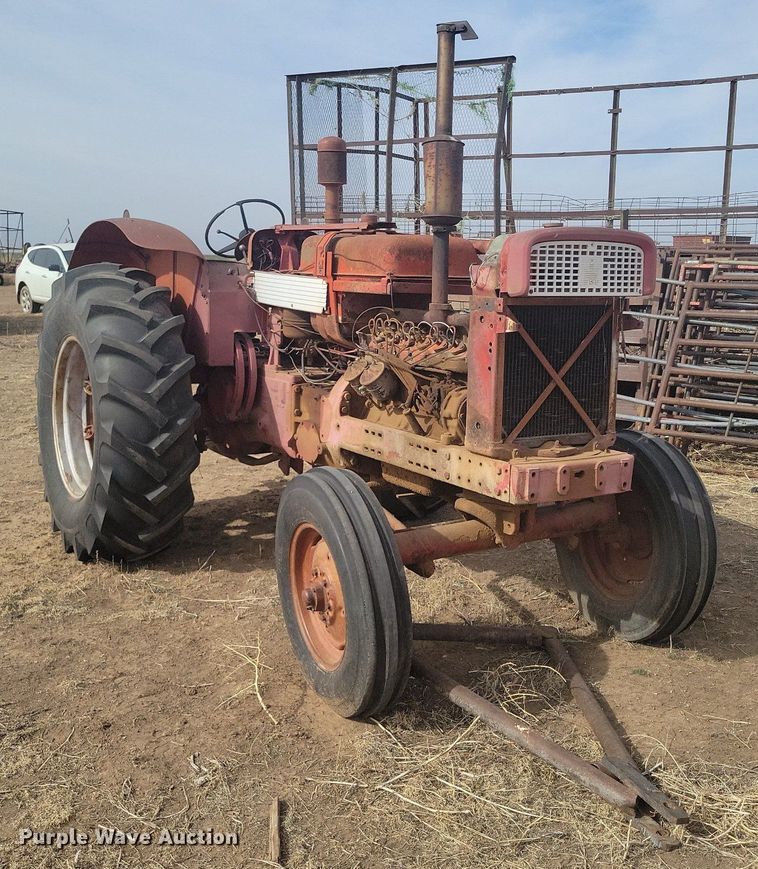 image for item KD9278 International 560 D  tractor