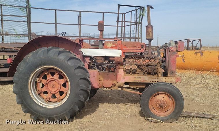 image for item KD9278 International 560 D  tractor