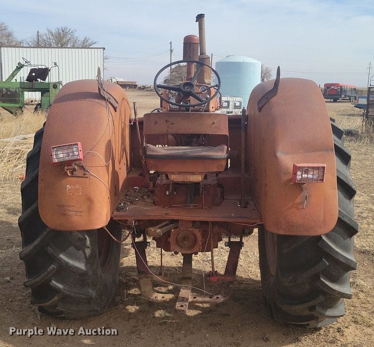 image for item KD9278 International 560 D  tractor