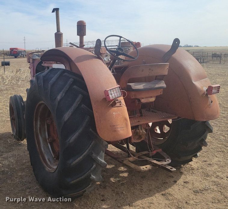 image for item KD9278 International 560 D  tractor