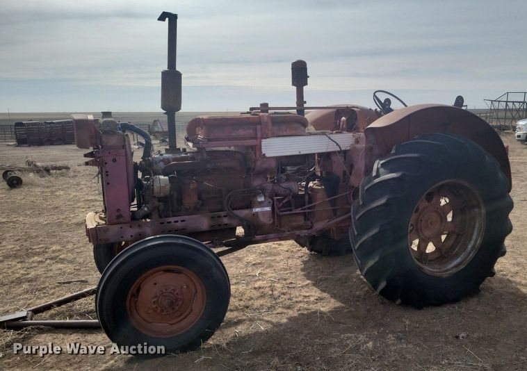 image for item KD9278 International 560 D  tractor