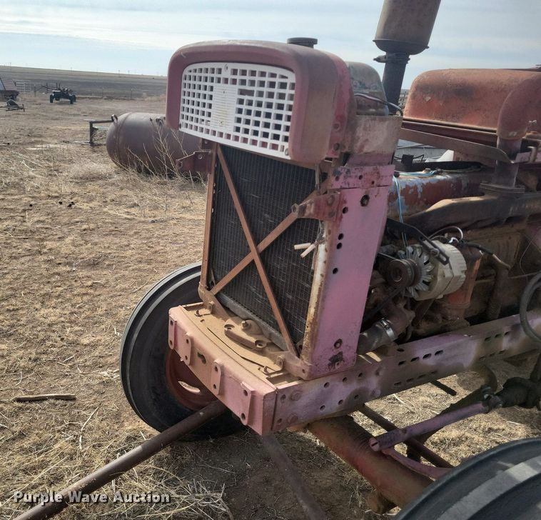 image for item KD9278 International 560 D  tractor