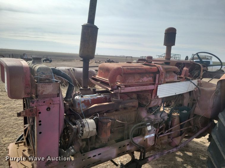 image for item KD9278 International 560 D  tractor