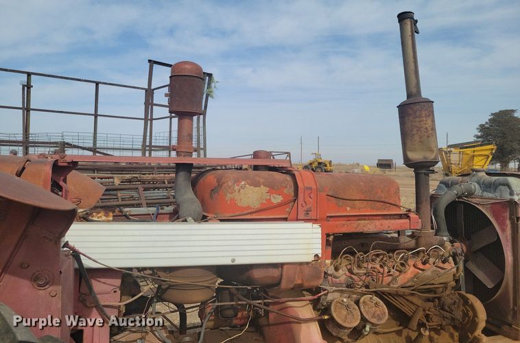 image for item KD9278 International 560 D  tractor