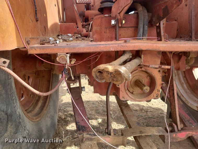 image for item KD9278 International 560 D  tractor