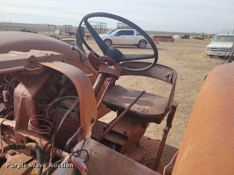 image for item KD9278 International 560 D  tractor