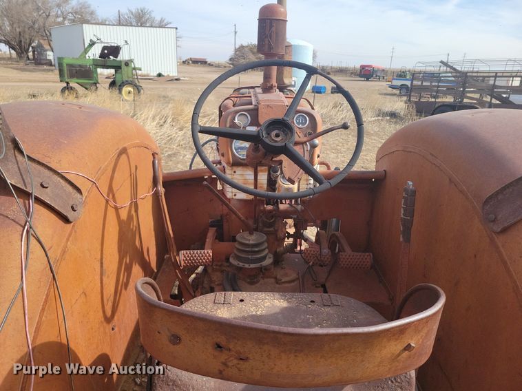 image for item KD9278 International 560 D  tractor