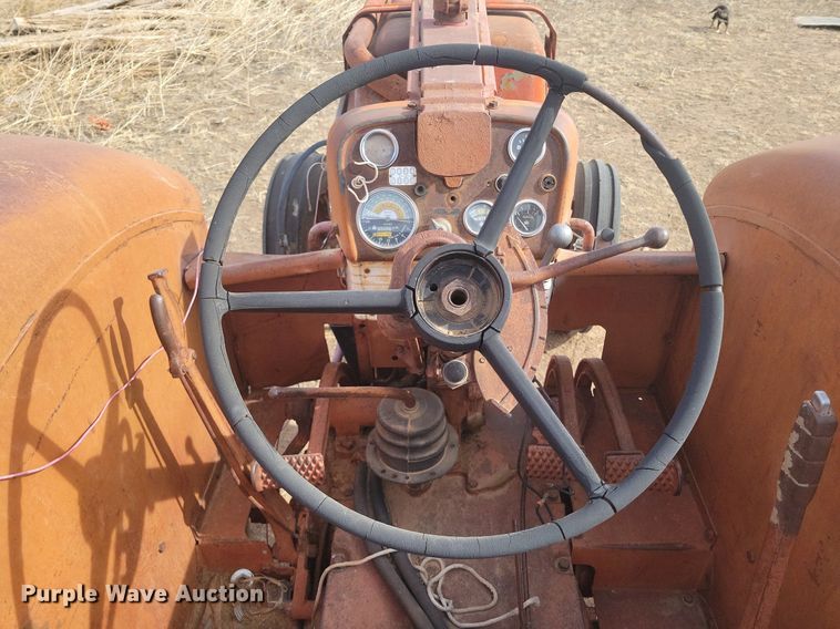 image for item KD9278 International 560 D  tractor