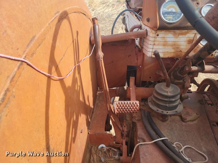 image for item KD9278 International 560 D  tractor