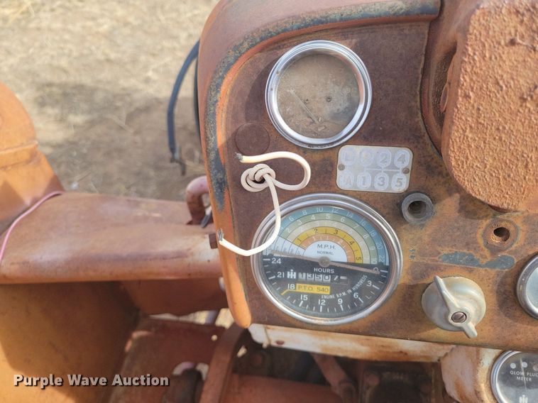 image for item KD9278 International 560 D  tractor