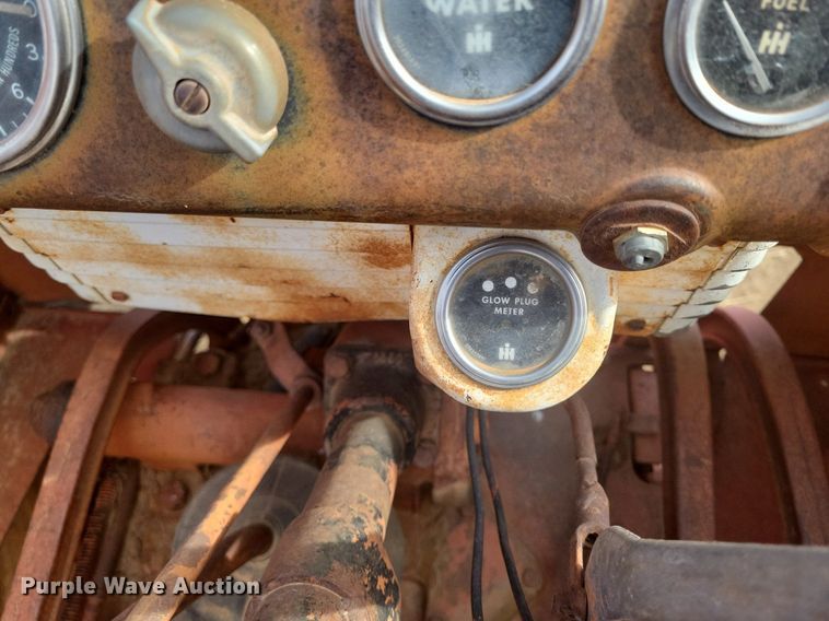 image for item KD9278 International 560 D  tractor