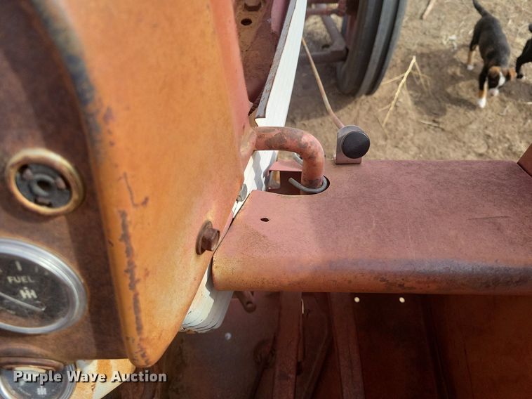 image for item KD9278 International 560 D  tractor