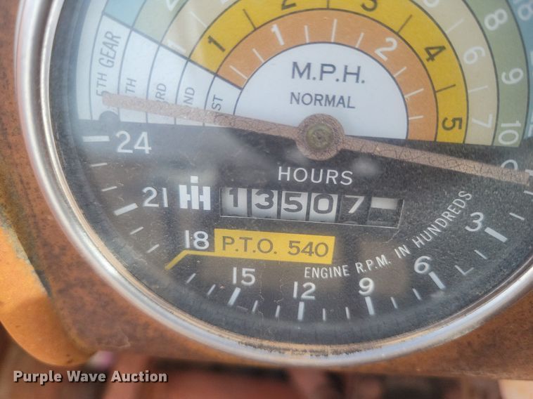 image for item KD9278 International 560 D  tractor