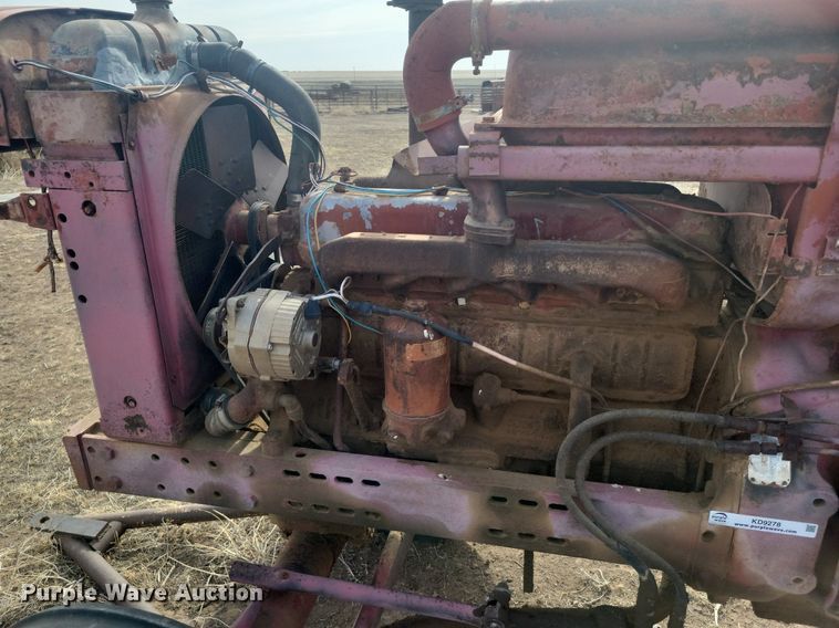 image for item KD9278 International 560 D  tractor