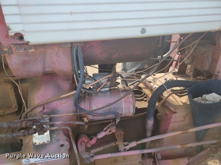 image for item KD9278 International 560 D  tractor