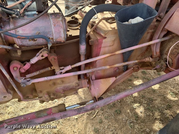 image for item KD9278 International 560 D  tractor