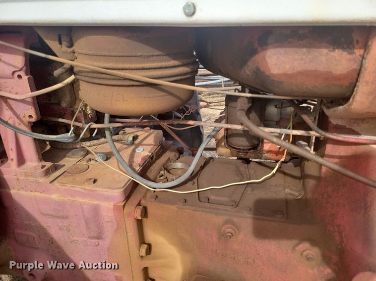 image for item KD9278 International 560 D  tractor