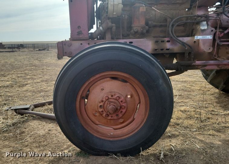 image for item KD9278 International 560 D  tractor