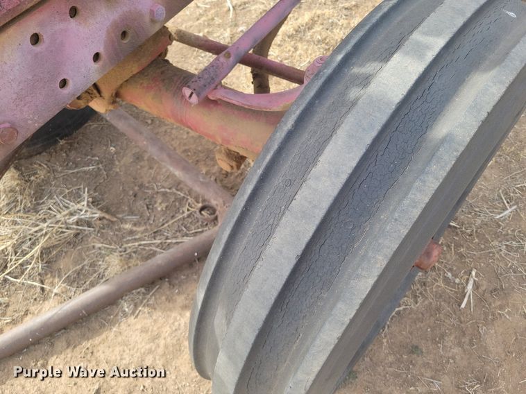 image for item KD9278 International 560 D  tractor