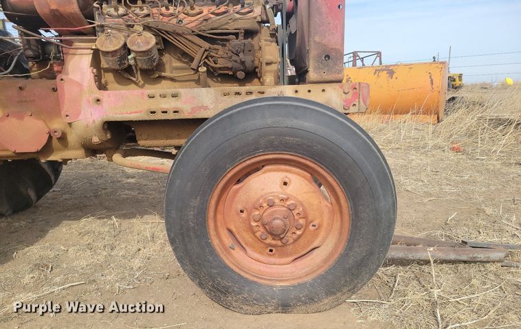 image for item KD9278 International 560 D  tractor