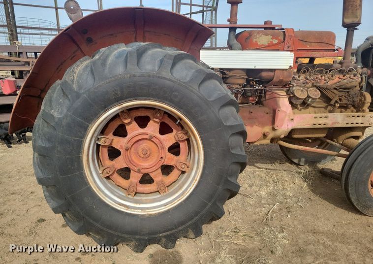 image for item KD9278 International 560 D  tractor