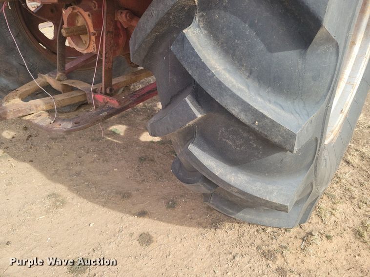 image for item KD9278 International 560 D  tractor