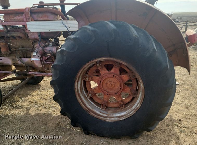 image for item KD9278 International 560 D  tractor